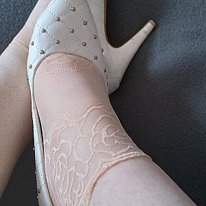 Weiße High Heels und Nylon Söckchen Galeriebild