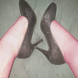Das erste Bild von WishGirl's Galerie - Schwarze High Heels und weinrote Netzstrumpfhose