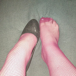 Schwarze High Heels und weinrote Netzstrumpfhose Galeriebild