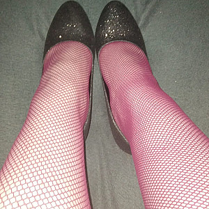 Schwarze High Heels und weinrote Netzstrumpfhose Galeriebild