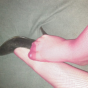 Schwarze High Heels und weinrote Netzstrumpfhose Galeriebild