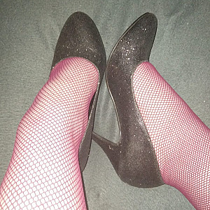 Schwarze High Heels und weinrote Netzstrumpfhose Galeriebild