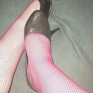 Schwarze High Heels und weinrote Netzstrumpfhose Galeriebild