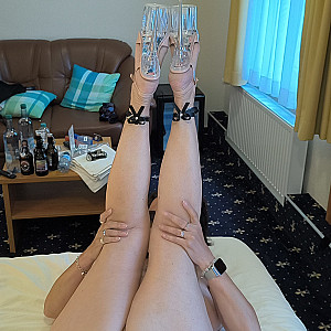 Pgirl auf dem Hotelbett Galeriebild