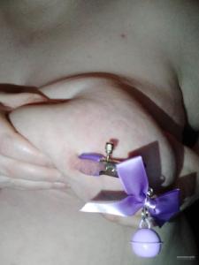 Lila Nippelklemmen Galeriebild