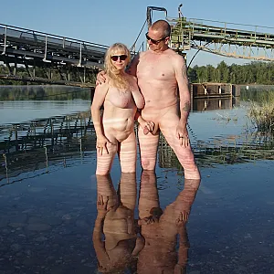 Nackt blasen und ficken im See Galeriebild