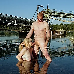 Nackt blasen und ficken im See Galeriebild