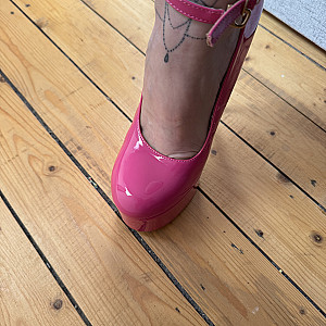shoes and feets gallery image