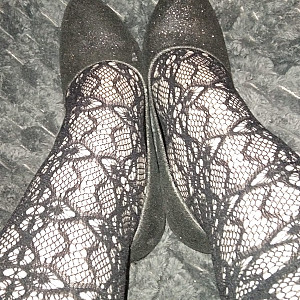 Schwarze High Heels und schwarze Netzstrumpfhose Galeriebild