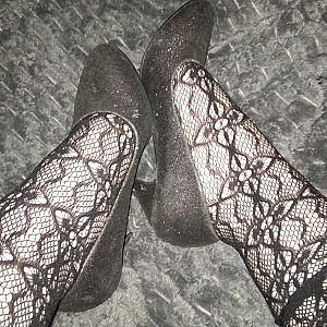 Schwarze High Heels und schwarze Netzstrumpfhose Galeriebild