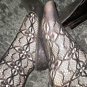 Schwarze High Heels und schwarze Netzstrumpfhose Galeriebild