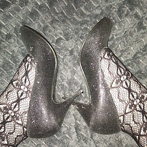 Schwarze High Heels und schwarze Netzstrumpfhose Galeriebild