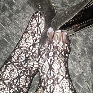 Schwarze High Heels und schwarze Netzstrumpfhose Galeriebild