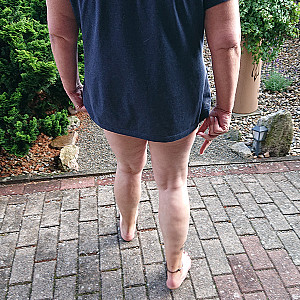 Das erste Bild von Hot-Pussy66's Galerie - Unten Ohne Slip im Vorgarten