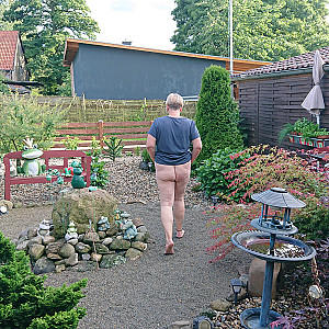 Unten Ohne Slip im Vorgarten Galeriebild