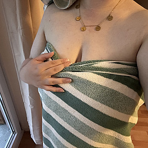Who's going to rub cream on me now? 😘 gallery image