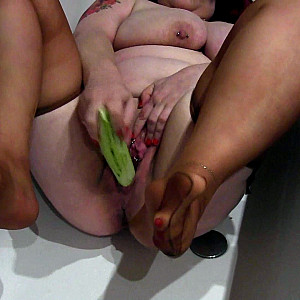 Geiler spritziger Gurkenfick in der Wanne letzter Teil Galeriebild